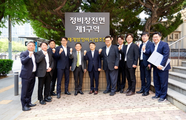 ▲ 용산정비창 전면1구역 현장을 방문한 정경구 HDC현대산업개발 대표이사와 임원진이 단체사진을 찍고 있다.ⓒHDC현대산업개발