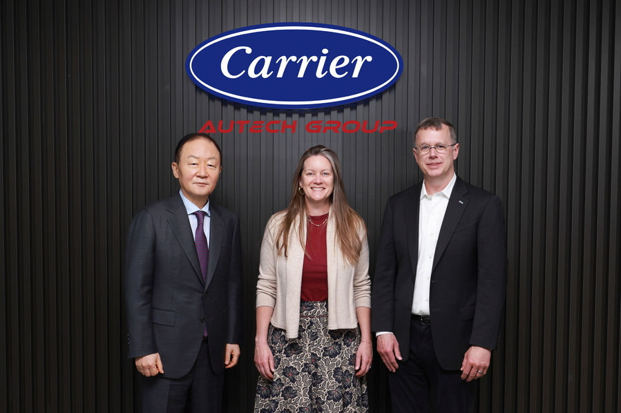 ▲ 왼쪽부터 강성희 오텍캐리어 회장, 메간 팰린저 AHRI 회장, 스티븐 유렉 CEO ⓒ오텍캐리어