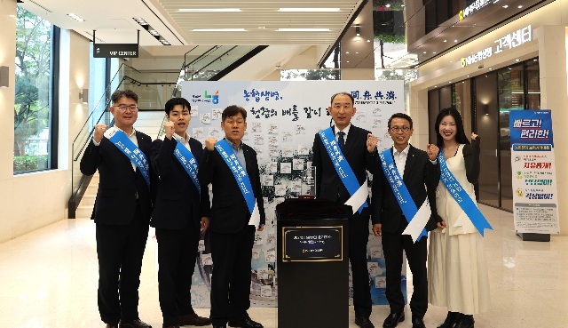 ▲ NH농협생명(대표이사 박병희, 오른쪽 세번째)은 '농협생명, 청렴의 배를 같이 타다'라는 주제로 윤리경영 실천 캠페인을 진행했다.ⓒNH농협생명