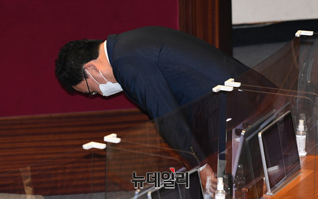 ▲ 이상직 전 더불어민주당(당시 무소속) 의원이 2021년 4월 21일 오후 국회에서 열린 본회의 교육·사회·문화에 관한 대정부질문에 앞서 본인의 체포동의안에 대한 신상발언을 마치고 인사를 하고 있다. (사진=공동취재단)