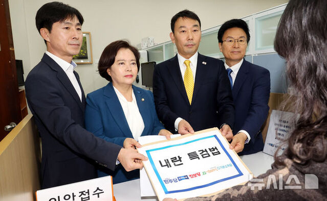 ▲ 김용민 더불어민주당 원내정책수석부대표와 야당 관계자들이 25일 오후 국회 의안과에 야5당이 공동 발의한 내란 특검법을 제출하고 있다. ⓒ뉴시스