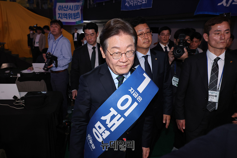 ▲ 이재명 더불어민주당 경선 후보가 19일 오후 충북 청주체육관에서 열린 더불어민주당 제21대 대선 경선 충청권 순회경선에서 연설을 마치고 당원들에게 손을 흔들며 이동하고 있다. ⓒ정상윤 기자