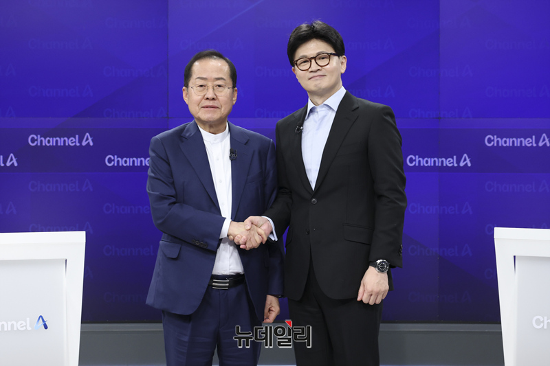 ▲ 홍준표, 한동훈 국민의힘 대선 경선 후보가 25일 오후 서울 종로구 채널A 스튜디오에서 진행된 1:1 맞수 토론회에 앞서 기념촬영을 하고 있다. (사진=국민의힘) ⓒ정상윤 기자