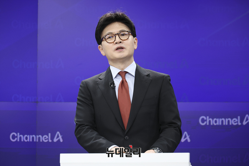▲ 국힘 내 탄핵파 수장 한동훈의 언행이 가관이다.《계엄 사과론》을 꺼내들고 후보경선토론에서 영웅 행세를 하고 있다. ⓒ 뉴데일리