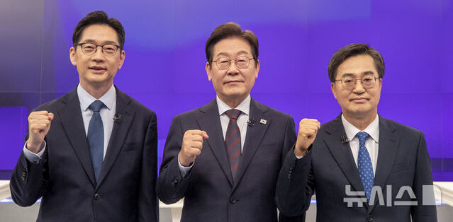 ▲ 이재명(가운데), 김경수, 김동연(오른쪽) 더불어민주당 대선 경선 후보자들이 25일 서울 중구 TV조선 스튜디오에서 열린 민주당 경선 마지막 TV토론회 시작 전 기념촬영을 하고 있다. ⓒ뉴시스