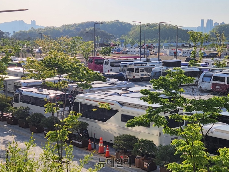 ▲ 지난 25일 세종도시상징광장에서 2025 봄맞이 도심 속 힐링캠프' 행사가 열리고 있다.ⓒ이길표 기자