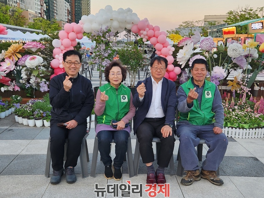 ▲ 조소연 세종시설관리공단 이사장(왼쪽 세번 째)이 도심 속 정원에서 도시정원 회원들과 함깨 기념사진을 찍고 있다.ⓒ이길표 기자
