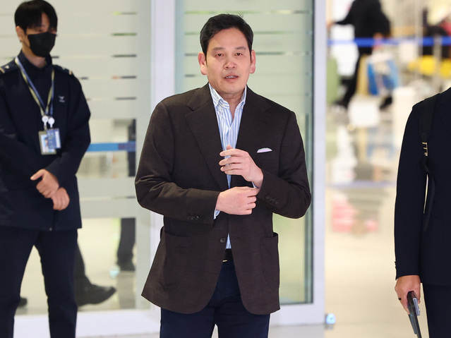▲ 도널드 트럼프 미국 대통령 당선인과 면담한 것으로 알려진 정용진 신세계그룹 회장이 22일 오후 미국에서 인천국제공항을 통해 귀국하고 있다. 2024.12.22. ⓒ뉴시스