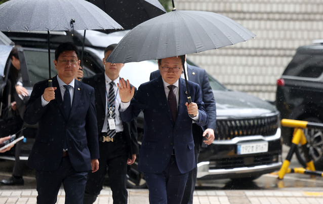▲ 이재명 제21대 대통령 선거 더불어민주당 경선 후보가 22일 서울 서초구 서울 서초구 서울중앙지법에서 열린 대장동 배임 및 성남FC 뇌물 의혹 사건 75차 공판에 출석하며 지지자들에게 인사를 하고 있다. 2025.04.22. ⓒ뉴시스