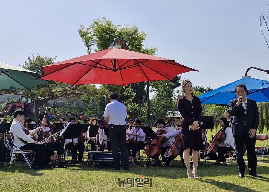 ▲ 26일 이월면에서 열린 찾아가는 음악회에서 송기섭 진천군수가 인사말을 하고 있다.ⓒ양승갑 기자