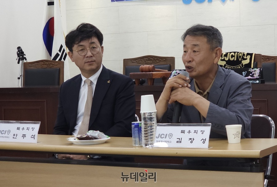 ▲ 김창성 청주JC특우회장이 26일 청주JC사무실에서 가진 남포항JC특우회와 합동월례회에서 인사말을 하고 있다. 왼쪽은 안주석 남포항JC특우회장.ⓒ김정원 기자