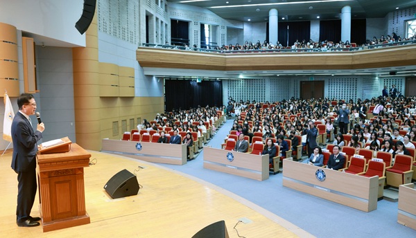 ▲ 조원휘 의장이 26일 침례신학대에서 열린 대전사립유치원 교사 안전 연수에서 참석자들에게 인사말을 하고 있다.ⓒ대전시의회