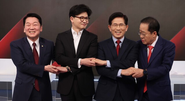 ▲ ▲ 26일 서울 중구 매경미디어센터에서 열린 국민의힘 대통령 선거 제2차 경선 후보자 토론회에서 후보들이 토론에 앞서 기념 촬영을 하고 있다. 왼쪽부터 안철수, 한동훈, 김문수, 홍준표 후보. 2025.04.26. ⓒ뉴시스