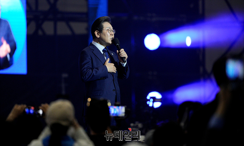 ▲ 더불어민주당 대선 후보로 선출된 이재명 후보가 27일 오후 경기 고양시 일산 킨텍스에서 열린 더불어민주당 제21대 대통령선거 후보자 선출을 위한 수도권·강원·제주 합동연설회에서 수락연설을 하고 있다. ⓒ경기 고양=서성진 기자