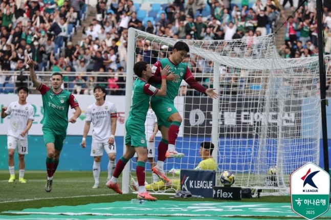 ▲ 주민규가 선제 결승골을 터뜨린 대전이 강원을 1-0으로 잡고 리그 1위를 굳건히 지켜냈다.ⓒ한국프로축구연맹 제공