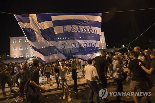 ▲ 국가가 부도 났는 데도 혜택을 줄이지 말라고 시위를 벌이는 그리스 국민들. 민주주의 원조 국가가《저질중우정치》로 나라가 망하는 것을 실증해 보여주고 있다. 그리스 최고의 정치철학자가 우려한 사태가 실제로 일어난 것이다. ⓒ 연합뉴스