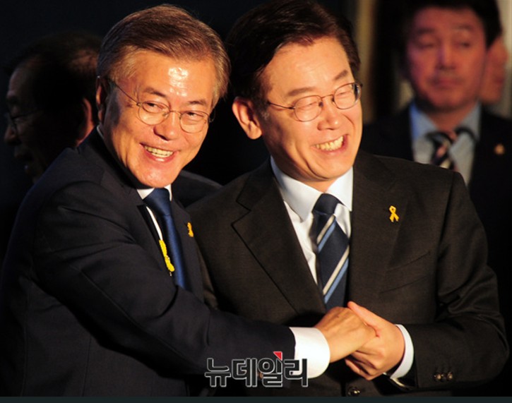 ▲ 문재인(왼쪽) 전 대통령과 이재명 더불어민주당 대선 후보. ⓒ뉴데일리 DB.