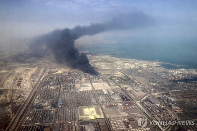 ▲ 이란 남동부 반다르 아바스 지역 샤히드 라자이 항구 폭발현장. 250427 AP=연합뉴스. ⓒ연합뉴스