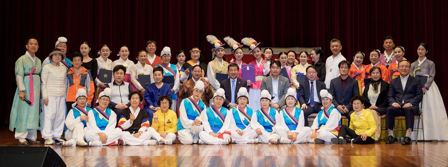 ▲ 봄 향기, 증평 예술의 향기’를 주제로 열린 증평예술제가 지역 주민과 관람객들에게 풍성한 문화의 향연을 선사했다.(사진은 국악경연대회 추 참가자들이 함께한 사진)ⓒ증평군