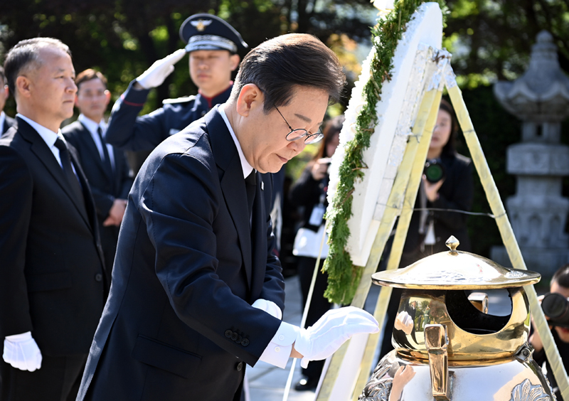 ▲ 이재명 제21대 대통령 선거 더불어민주당 대선 후보가 28일 오전 서울 동작구 국립서울현충원 내 고 이승만 전 대통령 묘역을 찾아 분향하고 있다. ⓒ뉴시스