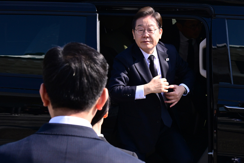 ▲ 이재명 더불어민주당 제21대 대통령 선거 후보가 28일 서울 동작구 국립서울현충원 현충탑을 찾아 차량에서 내리고 있다. ⓒ뉴시스