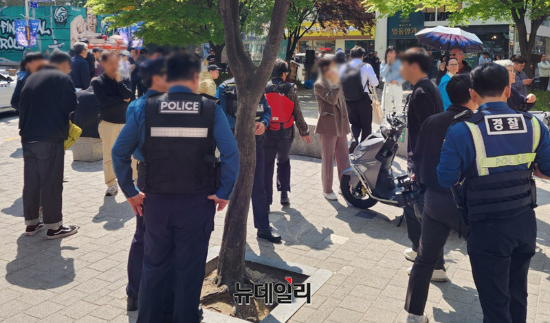 ▲ SKT 유심 대란으로 인한 갑작스런 인파에 경찰이 출동했다.ⓒ강필성 기자