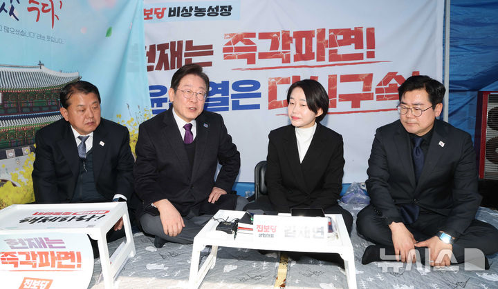 ▲ 이재명 더불어민주당 대통령 후보가 민주당 당대표 시절인 지난 3월 21일 오후 서울 종로구 경복궁역 인근에서 윤석열 전 대통령의 파면을 촉구하는 농성중인 김재연 진보당 대통령 후보(당시 상임대표)를 만나고 있다. ⓒ뉴시스