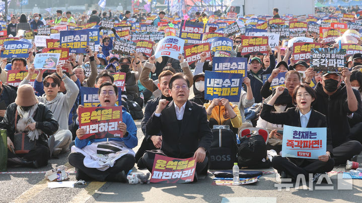 ▲ 이재명 더불어민주당 대통령 후보와 박찬대 원내대표, 김재연 진보당 대통령 후보가 3월 22일 오후 서울 종로구 광화문 동십자각에서 열린 야5당 공동 비상시국 대응을 위한 범국민대회에 참석해 구호를 외치고 있다. ⓒ뉴시스