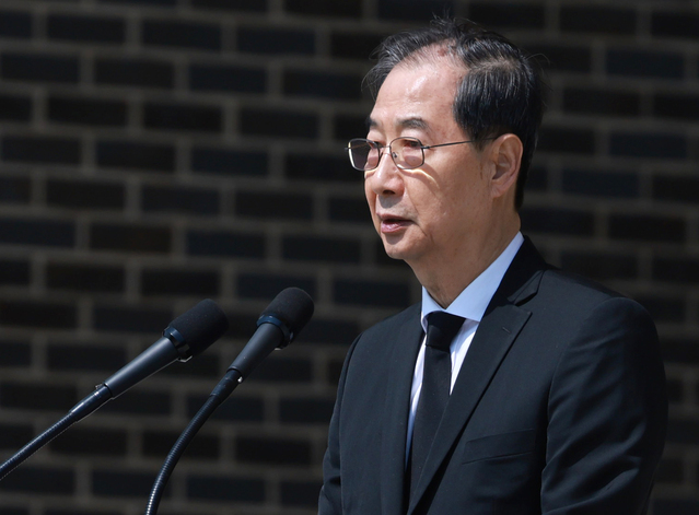 ▲ 한덕수 대통령 권한대행 국무총리가 25일 대전 유성구 국립대전현충원에서 열린 제2회 순직의무군경의 날 기념식에서 기념사를 하고 있다. (대통령실통신사진기자단) 2025.04.25. ⓒ뉴시스