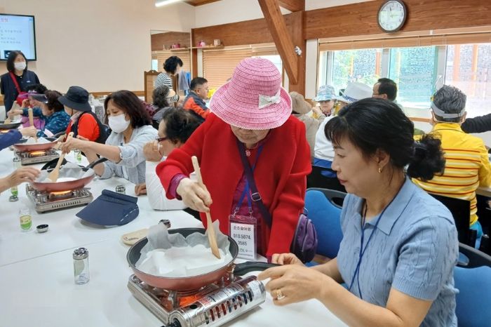 ▲ 지난 주말을 맞아 이북5도민 35명이 소소숲여행에 참석해 허브소금체험을 하고 있다.ⓒ이북5도위원회 세종사무소
