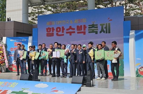 ▲ 제2회 전국수박품평회에서 규암면 임종대 농가 금상, 부여읍 김광일 농가, 유명선 농가 각각 동상을 수상하는 영예를 안았다.ⓒ부여군