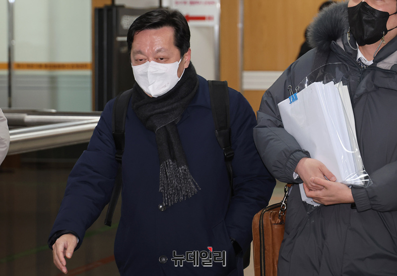 ▲ 정진상 전 더불어민주당 대표실 정무조정실장이 지난 2월 4일 서울 서초구 서울중앙지법에서 열린 '대장동·위례·성남FC·백현동 의혹' 관련 특정범죄가중처벌등에관한법률위반(뇌물) 혐의 공판에 출석하고 있다. ⓒ정상윤 기자