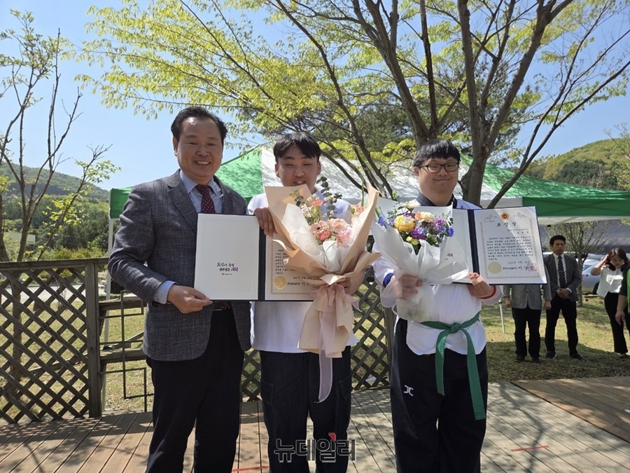 ▲ 충북도의회 이동우 의원이 유공자 감사패 전달 및 종사자 표창 후 기념촬영을 하고 있다.ⓒ양승갑 기자