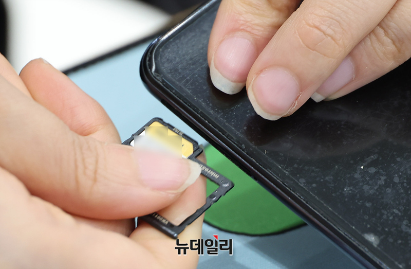 ▲ SK텔레콤이 유심 무료교체 서비스를 시작한 28일 오전 서울 중구의 한 SKT 대리점에서 한 직원이 시민들이 유심 교체를 진행하고 있다. ⓒ장상윤 기자