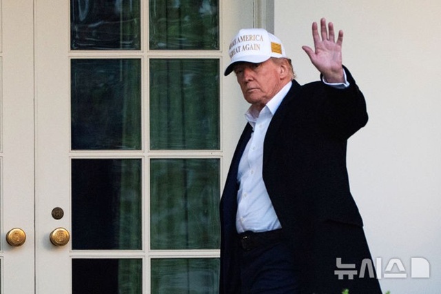 ▲ 도널드 트럼프 미국 대통령이 백악관에서 취재진을 향해 손을 흔들고 있다. 250427 AP/뉴시스. ⓒ뉴시스