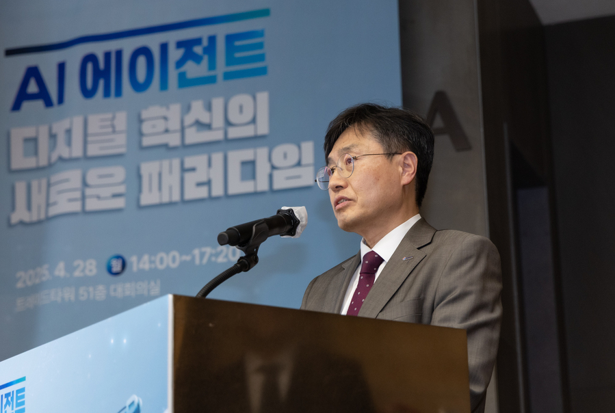 ▲ 한국무역협회가 28일 서울시 강남구 삼성동 트레이드타워에서 한국정보산업연합회와 공동으로 개최한 'AI 에이전트: 디지털 혁신의 새로운 패러다임 세미나'에서 한국무역협회 정희철 무역진흥본부장이 개회사를 하고 있다.ⓒ무협