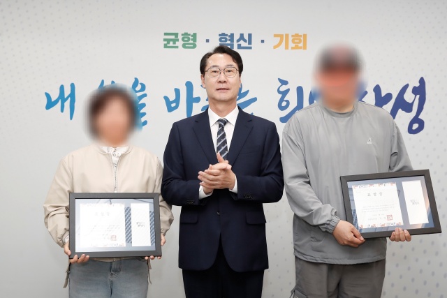 ▲ 정명근 화성특례시장이 보이스피싱범 검거 유공 시민에 표창장을 수여하고 함께 기념사진을 촬영하고 있다ⓒ화성시 제공