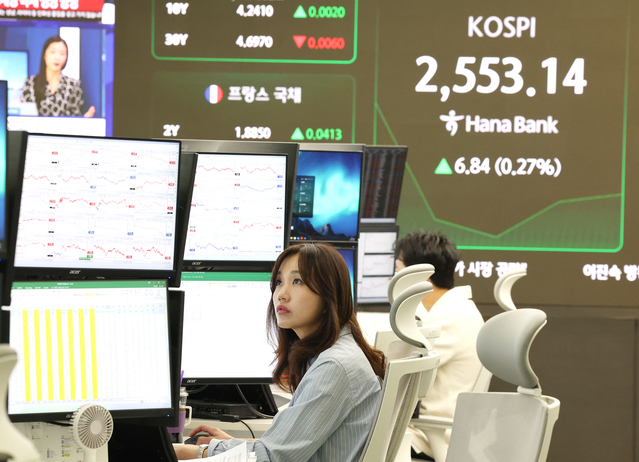 ▲ 코스피가 강보합 출발한 28일 서울 중구 하나은행 딜링룸에서 한 딜러가 모니터를 주시하고 있다. ⓒ연합뉴스