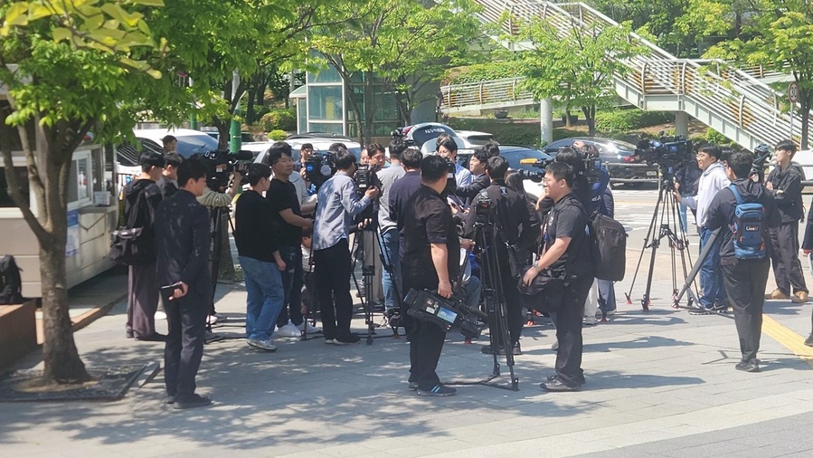 ▲ 충북 청주시 A 고등학교 특수학급 교실과 복도에서 28일 아침, 특수교육대상 학생의 난동으로 교직원 4명이 다치는 사고가 발생했다. 취재 기자들이 A 고등학교에서 충북도교육청 관계자로부터 학생 난동과 관련한 사건를 취재하고 있다.ⓒ뉴데일리