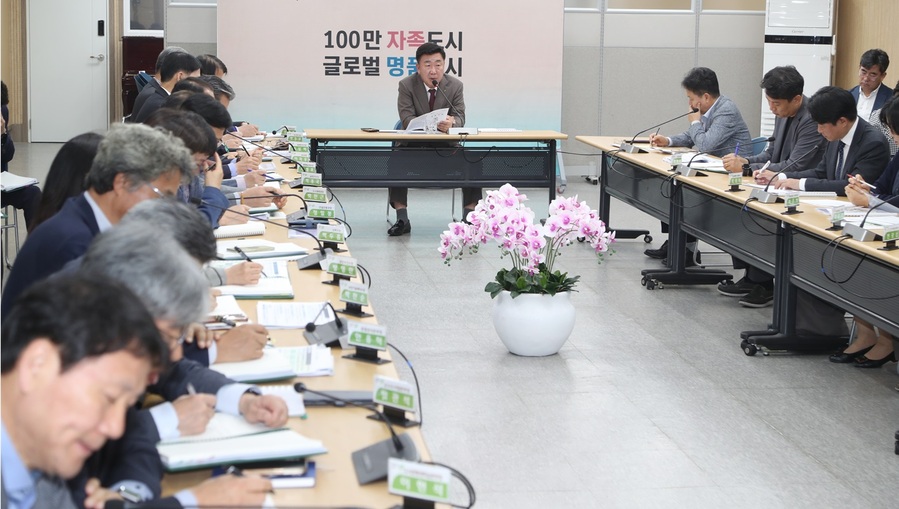 ▲ 이범석 청주시장이 28일 임시청사에서 열린 월간업무보고에서 발언하고 있다.ⓒ청주시