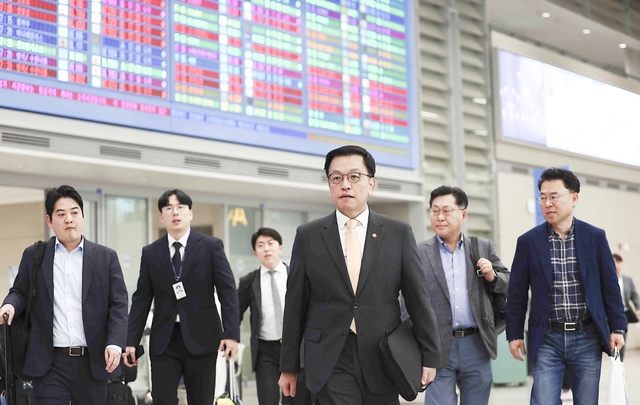 ▲ 최상목(가운데) 부총리 겸 기획재정부 장관이 미국에서 개최된 ‘2+2 관세 협의’와 주요 20개국(G20) 재무장관회의 참석을 마치고 27일 인천국제공항으로 귀국하고 있다. ⓒ뉴시스