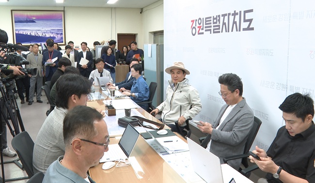 ▲ 김진태 강원도지사가 29일 도청 브리핑룸에서 기자 간담회를 열고 기획재정부 재정평가위원회에서 안건으로 상정된 '포천~철원 고속도로'와 '원주연결선 철도'가 예비타당성조사 대상 사업으로 최종 선정될 수 있도록 정부의 결단을 촉구하고 나섰다. ⓒ강원특별자치도