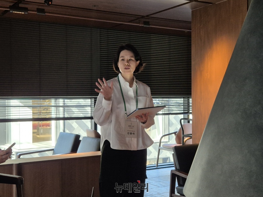 ▲ 신용아 스타벅스 코리아 스토어컨셉기획팀장이 스타벅스 리저브 도산 기획 배경에 대해 설명하고 있다. ⓒ조현우 기자