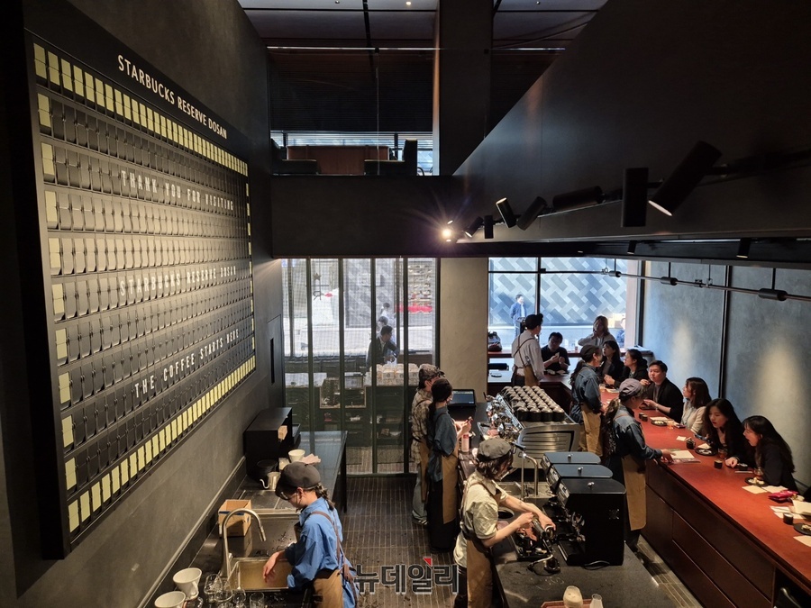 ▲ 층계참에서 내려다본 1층. 마치 '오마카세'처럼 파트너와 고객이 소통할 수 있도록 인테리어했다.ⓒ조현우 기자