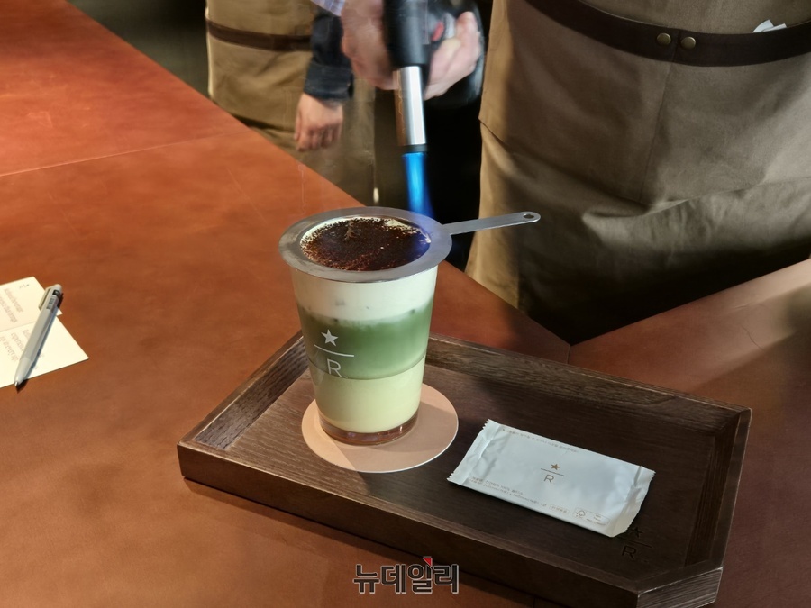 ▲ 토치나 스모크건을 사용해 음료를 만드는 것은 한국에서는 이곳이 처음이다.ⓒ조현우 기자