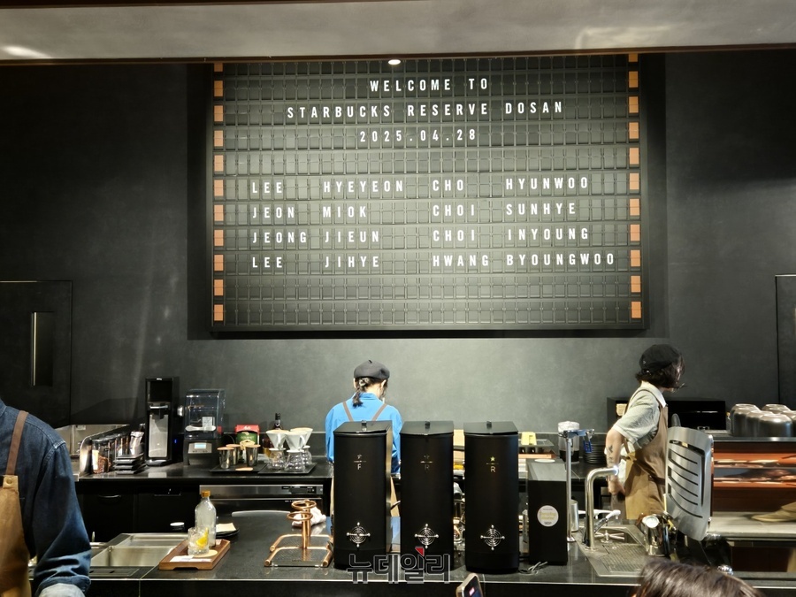 ▲ 그날의 리저브 원두 정보와 예약 고객의 이름을 만날 수 있는 '플리거 보드' 역시 국내에서는 처음으로 적용됐다.ⓒ조현우 기자