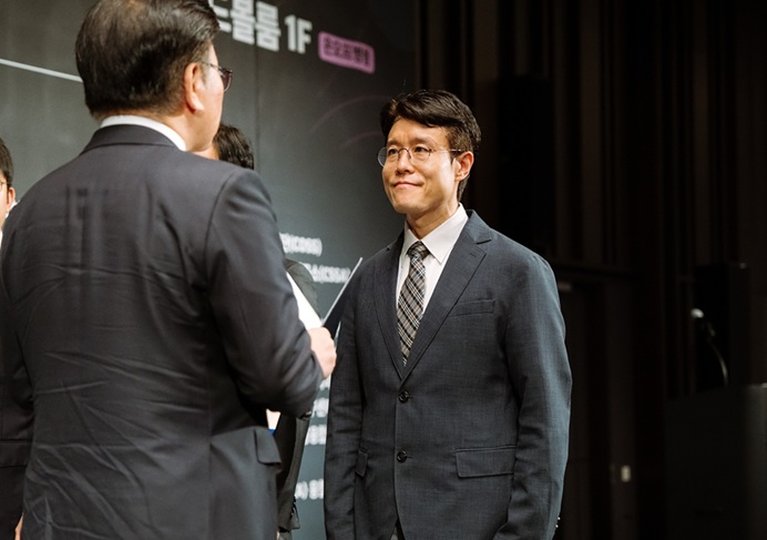 ▲ 세종대 정보보호학과 박기웅 교수(오른쪽)가 과기정통부 장관상을 수상하고 있다.ⓒ세종대