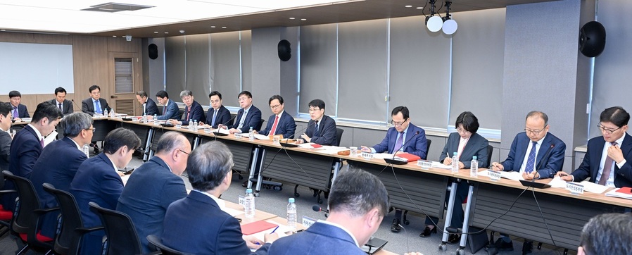 ▲ 김정기 대구광역시장 권한대행 행정부시장은 4월 28일 대구광역시청 산격청사 대회의실에서 개최된 간부회의에서 “대구미래 100년을 위한 TK신공항 건설사업의 성공은 공자기금 확보와 더불어 금용 비용을 어떻게 줄이느냐가 관건이다”며, “지역 금융기관 협의, 전문가 자문 등을 통해 공자기금 외 금융 비용을 줄일 수 있는 방안을 다각도로 모색할 것”을 주문했다.ⓒ대구시