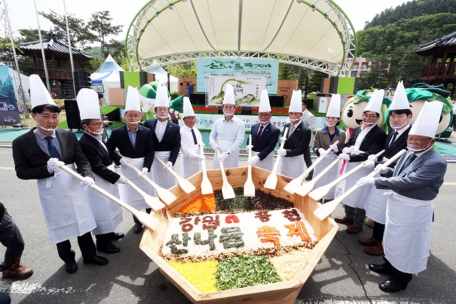 ▲ 홍천군이 강원도의 청정 산나물을 한자리에 만날 수 있는 '제7회 강원n 홍천 산나물 축제'를 내달 3일부터 5일까지 3일간 홍천종합운동장에서 개최한다. 사진은 지난해 열린 홍천 산나물 축제 장면. ⓒ홍천군