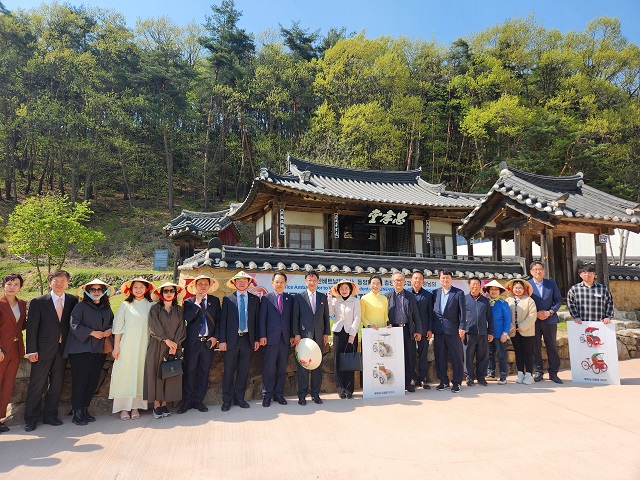 ▲ 주한베트남 부대사 일행이 지난 25일 봉화군 봉성면 창평리 충효당 일원을 방문했다.ⓒ봉화군